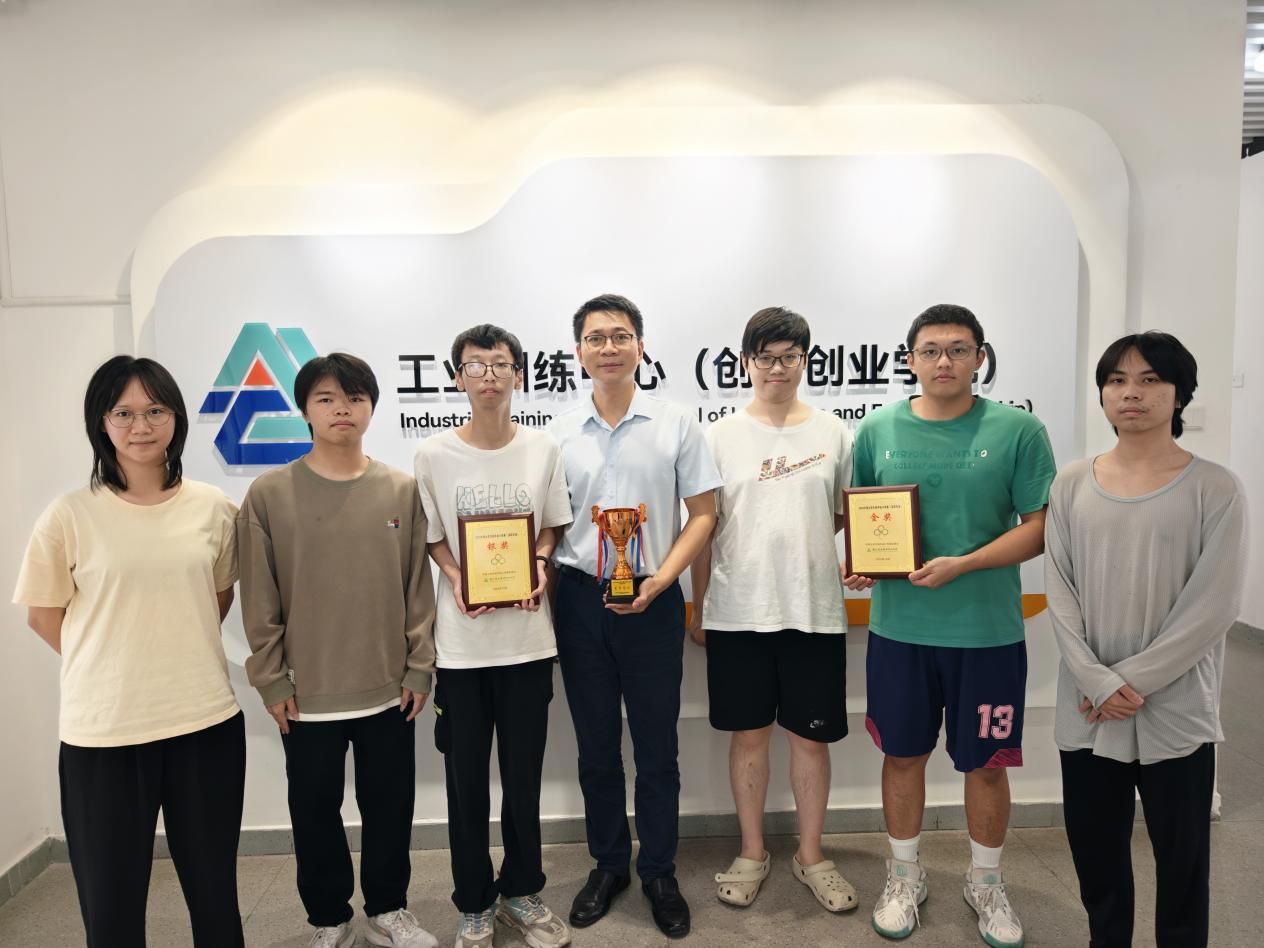 0966a21fb73a415c8c40292911bed076